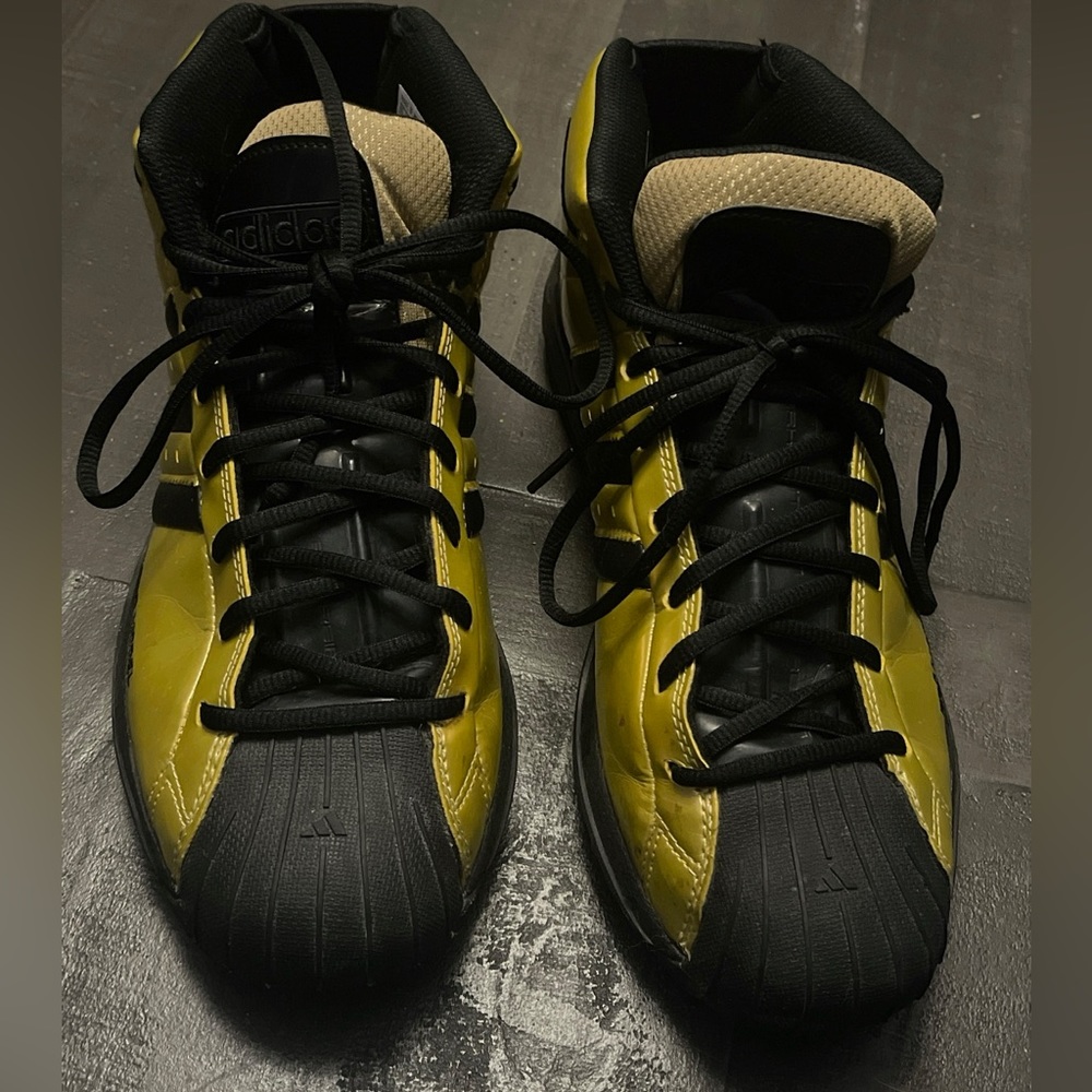Adidas mid top court gym shoe Size 11
